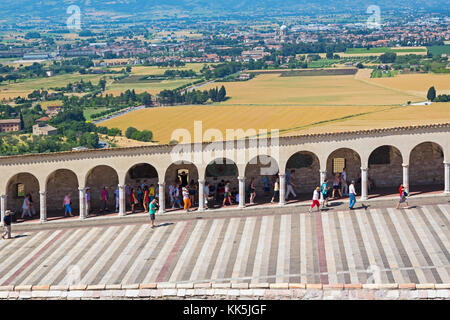 Assisi, Provinz Perugia, Umbrien, Italien. Basilica di San Francesco. Basilika des Heiligen Franziskus. Basilika Papale di San Francesco. Der Untere Platz. Die Stockfoto