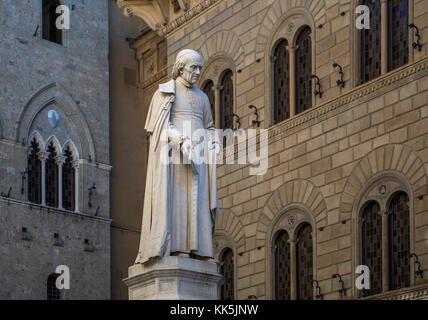 Nahaufnahme, Ansicht von sallustio bandini Statue an der Piazza Salimbeni, Siena, Italien Stockfoto