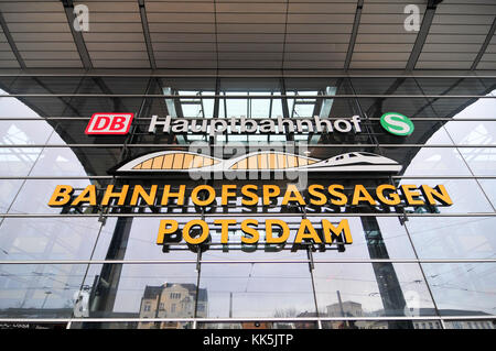 Potsdam, Deutschland - 13 November 2010: Potsdam Hauptbahnhof ist der wichtigste Bahnhof in der deutschen Stadt Potsdam, Hauptstadt des Landes brandenbur Stockfoto