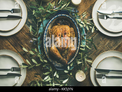 Flachbild-lay von Ganzen gebratene Huhn für Weihnachtsfeier, Ansicht von oben Stockfoto