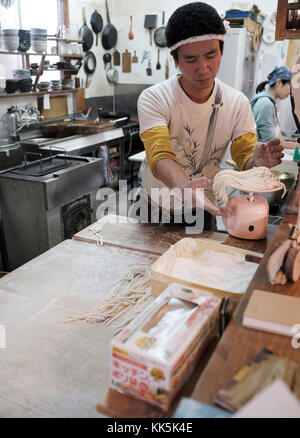 Ein Koch Udon, in einem traditionellen Restaurant. Ayabe, Japan, Stockfoto