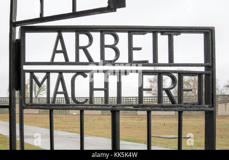 Inschrift Arbeit macht frei auf die Tore der ehemaligen NS - Konzentrationslager, jetzt der nationalen Gedenkstätte Sachsenhausen in Oranienburg, Deutschland. Stockfoto