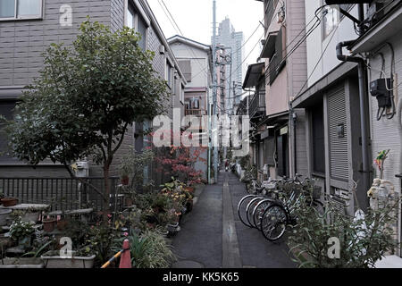 Eine schmale Straße in Tokyo im Business Viertel. Japan. Stockfoto
