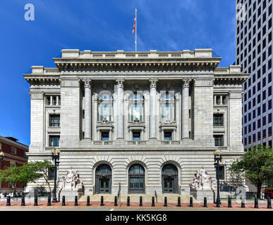 Das Gebäude ist ein historisches Postamt, Gerichtsgebäude und Custom House auf Kennedy Plaza in der Innenstadt von Providence, Rhode Island. Stockfoto