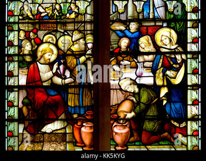 Faversham, Kent, England. St Mary der Nächstenliebe Pfarrkirche. Glasfenster: Hochzeit zu Kana - er Wasser in Wein Stockfoto