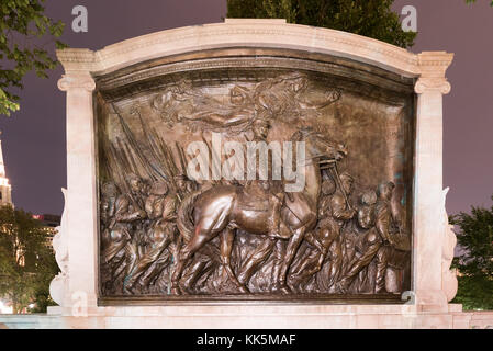 Die Robert Gould Shaw und Massachusetts 54th Regiment Memorial, über die Beacon Street aus dem State House entfernt in der Nacht. Stockfoto