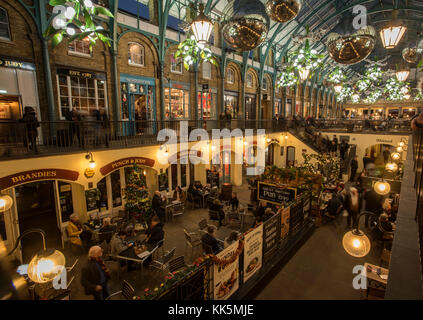 London England UK. Covent Garden mit Weihnachtsschmuck. Nov 2017 Stockfoto