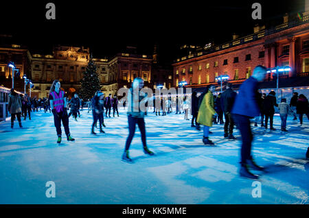 London England. Eislaufen im Somerset House auf der Weihnachten Eisbahn. Nov 2017 Stockfoto