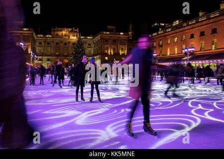 London England. Eislaufen im Somerset House auf der Weihnachten Eisbahn. Nov 2017 Stockfoto