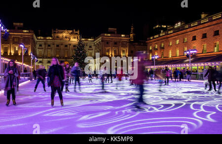 London England. Eislaufen im Somerset House auf der Weihnachten Eisbahn. Nov 2017 Stockfoto