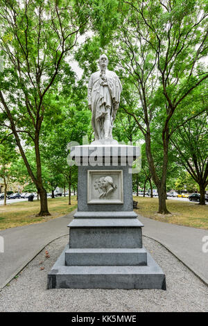 Alexander Hamilton Monument entlang der Commonwealth Avenue Mall in Boston, Massachusetts. Stockfoto