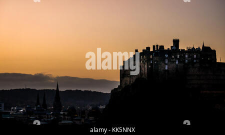 Sonnenuntergang Blick auf die Silhouette Edinburgh Castle Rock Outcrop, Edinburgh, Schottland, Großbritannien Stockfoto