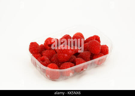 Himbeeren in eine Box aus Kunststoff, der mit einem weißen Hintergrund isoliert Stockfoto