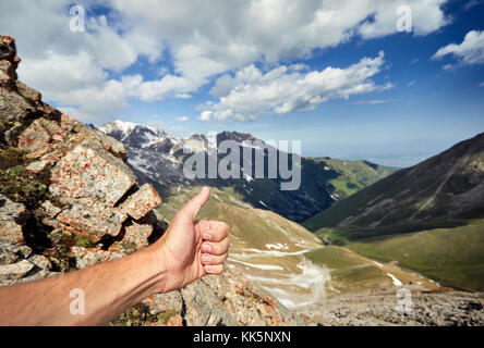 Reisende Mann mit Daumen hoch, in den Snowy Mountains Stockfoto