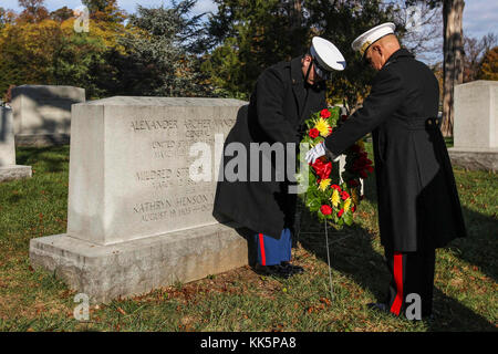 Kommandant des Marine Corps Gen. Robert B. Neller, rechts, legt Kranz am Grab von Gen. Alexander Archer Vandegrift, 18 Kommandant des Marine Corps im Marine Corps Geburtstag Kranzniederlegung Zeremonie auf dem Arlington National Cemetery, Arlington, Va., Nov. 10, 2017. Es ist Tradition, dass der Kommandant einen Kranz am Grab des ehemaligen Kommandanten legt. (U.S. Marine Corps Foto von Sgt. Olivia G. Ortiz) Stockfoto