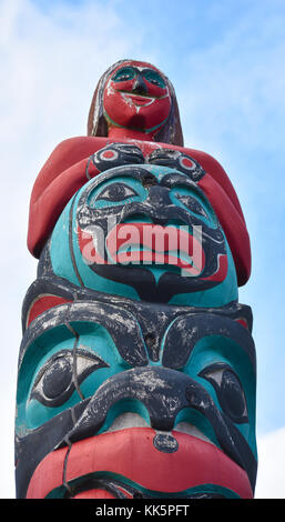 Die House of Tears Carvers of the Lummi Nation haben diese Totempfähle geschaffen. Die Geschichte der Lachsfrau und ihrer Kinder - Stockfoto