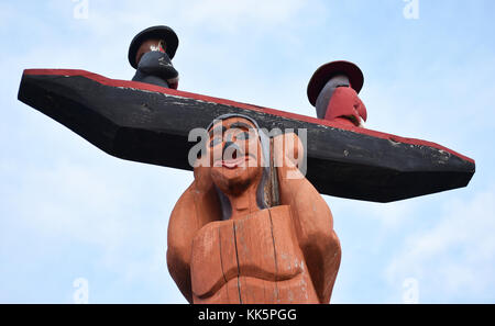 Die House of Tears Carvers of the Lummi Nation haben diese Totempfähle geschaffen. Die Geschichte der Lachsfrau und ihrer Kinder - Stockfoto