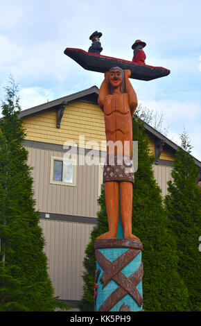 Das Haus der Tränen Carver der Lummi Nation erstellt diese Totempfählen. Die Geschichte von Lachs Frau und ihrer Kinder - Stockfoto