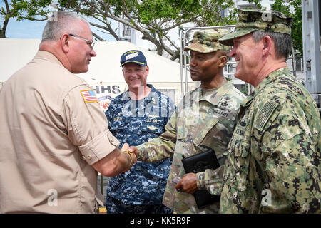 171110-N-ZN 152-0040 SAN JUAN, Puerto Rico (Nov. 10, 2017) Brig. Gen. Michael J. Talley (Zweiter von rechts), der US-Armee den Befehl Chirurg, Dr. Joseph Markham (links), ein Mitglied der Katastrophe medizinische Hilfe Team begrüßt, während einer Tour, die die medizinischen Möglichkeiten auf einem Pier in San Juan, Puerto Rico zur Verfügung. Kapitän Kevin Robinson (rechts), mission Commander für die Military Sealift Command Hospital Ship USNS Comfort (T-AH 20) und Kapitän Kevin Buckley, Kommandeur der Military Treatment Facility des Komfort, führte die Tour, während das Schiff vor Anker pier Seite ist in San Juan t Stockfoto