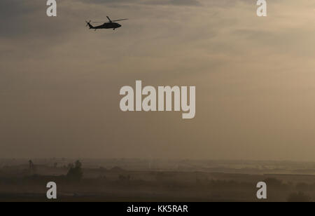 Soldaten mit Task Force Marauder transportiert Menschen und liefert über UH 60 schwarzen Falken, Nov. 10, 2017 an mehreren Orten in Afghanistan. Task Force Marauder besteht aus Soldaten aus South Carolina National Guard, Illinois National Guard, Iowa nationalen Schutzes sowie die aktive Aufgabe Komponente und bietet Funktionen für die Luftfahrt mit AH 64 Apachen, UH 60 schwarzen Falken, CH 47 Chinook und medevac Vermögenswerte in Afghanistan im Rahmen der 3 Combat Aviation Brigade während eingesetzt. (U.S. Army National Guard Foto vom Kapitän Jessica Donnelly, Task Force Marauder) Stockfoto