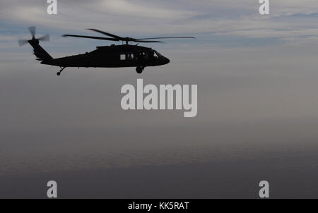 Soldaten mit Task Force Marauder transportiert Menschen und liefert über UH 60 schwarzen Falken, Nov. 10, 2017 an mehreren Orten in Afghanistan. Task Force Marauder besteht aus Soldaten aus South Carolina National Guard, Illinois National Guard, Iowa nationalen Schutzes sowie die aktive Aufgabe Komponente und bietet Funktionen für die Luftfahrt mit AH 64 Apachen, UH 60 schwarzen Falken, CH 47 Chinook und medevac Vermögenswerte in Afghanistan im Rahmen der 3 Combat Aviation Brigade während eingesetzt. (U.S. Army National Guard Foto vom Kapitän Jessica Donnelly, Task Force Marauder) Stockfoto