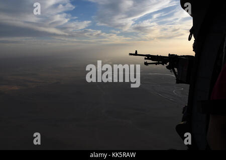 Soldaten mit Task Force Marauder transportiert Menschen und liefert über UH 60 schwarzen Falken, Nov. 10, 2017 an mehreren Orten in Afghanistan. Task Force Marauder besteht aus Soldaten aus South Carolina National Guard, Illinois National Guard, Iowa nationalen Schutzes sowie die aktive Aufgabe Komponente und bietet Funktionen für die Luftfahrt mit AH 64 Apachen, UH 60 schwarzen Falken, CH 47 Chinook und medevac Vermögenswerte in Afghanistan im Rahmen der 3 Combat Aviation Brigade während eingesetzt. (U.S. Army National Guard Foto vom Kapitän Jessica Donnelly, Task Force Marauder) Stockfoto