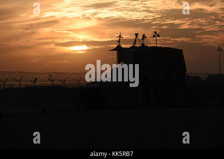 Soldaten mit Task Force Marauder transportiert Menschen und liefert über UH 60 schwarzen Falken, Nov. 10, 2017 an mehreren Orten in Afghanistan. Task Force Marauder besteht aus Soldaten aus South Carolina National Guard, Illinois National Guard, Iowa nationalen Schutzes sowie die aktive Aufgabe Komponente und bietet Funktionen für die Luftfahrt mit AH 64 Apachen, UH 60 schwarzen Falken, CH 47 Chinook und medevac Vermögenswerte in Afghanistan im Rahmen der 3 Combat Aviation Brigade während eingesetzt. (U.S. Army National Guard Foto vom Kapitän Jessica Donnelly, Task Force Marauder) Stockfoto