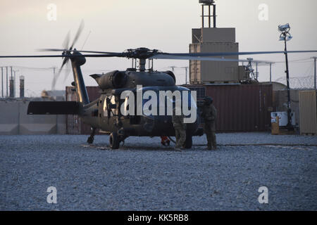 Soldaten mit Task Force Marauder transportiert Menschen und liefert über UH 60 schwarzen Falken, Nov. 10, 2017 an mehreren Orten in Afghanistan. Task Force Marauder besteht aus Soldaten aus South Carolina National Guard, Illinois National Guard, Iowa nationalen Schutzes sowie die aktive Aufgabe Komponente und bietet Funktionen für die Luftfahrt mit AH 64 Apachen, UH 60 schwarzen Falken, CH 47 Chinook und medevac Vermögenswerte in Afghanistan im Rahmen der 3 Combat Aviation Brigade während eingesetzt. (U.S. Army National Guard Foto vom Kapitän Jessica Donnelly, Task Force Marauder) Stockfoto