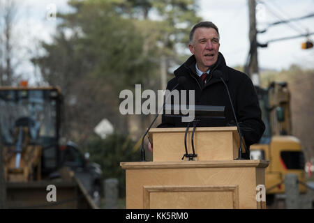 Vermont Governor Phil Scott spricht während einer Gold Star Familien Denkmal Einweihung in Center Park an der Norwich Universität, Northfield, Vt, Nov. 10, 2017. Dieses neue Denkmal errichtet zu Ehren und gefallenen Militärs Mitglieder, die das ultimative Opfer gemacht haben. (Us Air National Guard Foto von Master Sgt. Sarah Mattison) Stockfoto