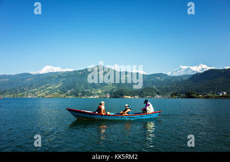 Ein paar Touristen, Bootsfahrt, Phewa See, Mid-Western Region, Pokhara, Nepal Stockfoto