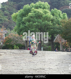 Mädchen in einem Kimono in Nagasaki, Japan. Foto am 12. November 2017 berücksichtigt. Stockfoto