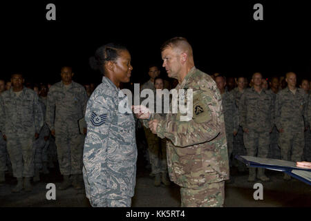 AGUADILLA, Puerto Rico - US-Armee Generalleutnant Jeffrey S. Buchanan, United States Army North Commander, Stifte die gemeinsame Serviceleistung Medaille auf Air Force Tech. Sgt. Ashley Dixson an Rafael Hernández Flughafen, Nov. 10, 2017. Die Flieger waren Teil der Nothilfe nach Hurrikan Maria hit Puerto Rico. (U.S. Armee Foto von Sgt. Avery Cunningham) Stockfoto