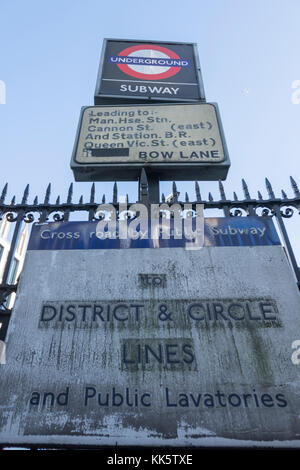 Ein altes Schild und ein tfl U-Bahnstation roundel außerhalb Mansion House U-Bahnhof in der City von London, UK. Stockfoto