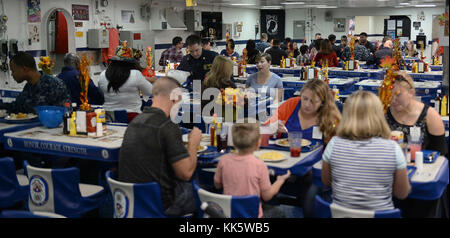 171123-N-MJ 491-146 SAN DIEGO (Nov. 23, 2017) Segler, Freunde und Familie Mitglieder genießen Thanksgiving Dinner auf das Chaos Decks der Amphibisches Schiff USS Boxer (LHD4). Kulinarische personal Boxer vorbereitet, um ein Menü mit mehr als 15 einzigartigen und traditionellen Optionen für mehrere hundert Besatzungsmitgliedern, Freunde und Familienmitglieder, die an Bord des Schiffes zu Abend gegessen. Boxer ist in seinem Heimathafen in einer stufenweisen Wartung Verfügbarkeit. (U.S. Marine Foto von Mass Communication Specialist 1. Klasse Matthew Jackson/Freigegeben) Stockfoto