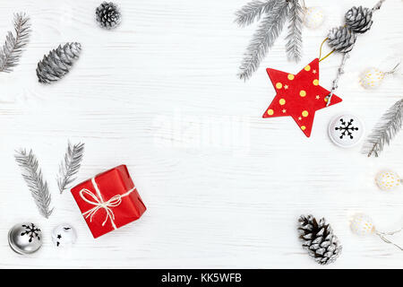 Weiß Holz- Hintergrund mit Fir Tree Branches, Dekorationen und Geschenkboxen. Winterurlaub Konzept. Stockfoto