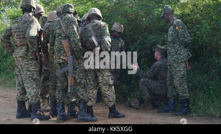 Ein US-Marine mit speziellen Zweck Marine Air-Ground Task Force-Crisis Response-Africa lehrt Uganda People's Defence Force Soldaten wie Improvised Explosive Devices während einer zweitägigen Schulung im Camp Singo, Uganda an November 7, 2017 zu erkennen. SPMAGTF-CR-AF Marines eingesetzt werden begrenzte Krise zu leiten - Reaktion und Theater - Security Operations in Europa und Afrika. (U.S. Marine Corps Foto: Staff Sgt. Rebekka S. Heite/Freigegeben) Stockfoto