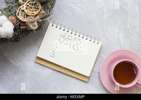 2018 Ziele Inschrift im Notebook, pink Tasse Tee, Weihnachten Kranz Stockfoto