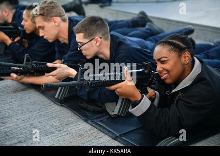 MITTELMEER (Nov 7, 2017) Seaman Alexandra McClain, aus Kansas City, Missouri, nimmt an einem Waffeneinarbeitungskurs auf dem Schiff USS San Diego (LPD 22) der San Antonio-Klasse am 7. November 2017 Teil. San Diego wird zusammen mit der America Amphibious Ready Group und der 15. Marine Expeditionary Unit eingesetzt, um die Zusammenarbeit in den Bereichen maritime Sicherheit und Theatersicherheit im Einsatzgebiet der 6. US-Flotte zu unterstützen. (USA Navy Foto von Mass Communication Specialist 3rd Class Justin A. Schoenberger/veröffentlicht) Stockfoto