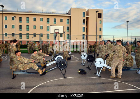 Us-Armee Fallschirmjäger in den zweiten Bataillon zugeordnet, 503Rd Infanterie Regiment, 173Rd Airborne Brigade, Durchführung einer Veranstaltung für Rockvember Brostrom Herausforderung, bei Caserma Del Din, Vicenza, Italien, November 8, 2017. Die 173Rd Airborne Brigade ist der US-Armee Contingency Response Force in Europa, die in der Projektion bereit Kräfte überall in den USA in Europa, Afrika oder Zentrale Befehle Verantwortungsbereiche innerhalb von 18 Stunden. (U.S. Armee Foto von Massimo Bovo) Stockfoto