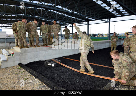 Us-Armee Fallschirmjäger in den zweiten Bataillon zugeordnet, 503Rd Infanterie Regiment, 173Rd Airborne Brigade, Durchführung einer Veranstaltung für Rockvember Brostrom Herausforderung, bei Caserma Del Din, Vicenza, Italien, November 8, 2017. Die 173Rd Airborne Brigade ist der US-Armee Contingency Response Force in Europa, die in der Projektion bereit Kräfte überall in den USA in Europa, Afrika oder Zentrale Befehle Verantwortungsbereiche innerhalb von 18 Stunden. (U.S. Armee Foto von Massimo Bovo) Stockfoto