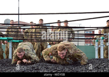 Us-Armee Fallschirmjäger in den zweiten Bataillon zugeordnet, 503Rd Infanterie Regiment, 173Rd Airborne Brigade, Durchführung einer Veranstaltung für Rockvember Brostrom Herausforderung, bei Caserma Del Din, Vicenza, Italien, November 8, 2017. Die 173Rd Airborne Brigade ist der US-Armee Contingency Response Force in Europa, die in der Projektion bereit Kräfte überall in den USA in Europa, Afrika oder Zentrale Befehle Verantwortungsbereiche innerhalb von 18 Stunden. (U.S. Armee Foto von Massimo Bovo) Stockfoto