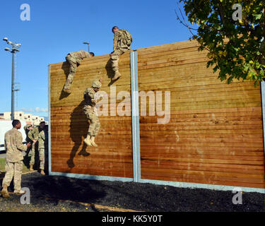 Us-Armee Fallschirmjäger in den zweiten Bataillon zugeordnet, 503Rd Infanterie Regiment, 173Rd Airborne Brigade, Durchführung einer Veranstaltung für Rockvember Brostrom Herausforderung, bei Caserma Del Din, Vicenza, Italien, November 8, 2017. Die 173Rd Airborne Brigade ist der US-Armee Contingency Response Force in Europa, die in der Projektion bereit Kräfte überall in den USA in Europa, Afrika oder Zentrale Befehle Verantwortungsbereiche innerhalb von 18 Stunden. (U.S. Armee Foto von Massimo Bovo) Stockfoto