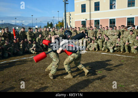 Us-Armee Fallschirmjäger in den zweiten Bataillon zugeordnet, 503Rd Infanterie Regiment, 173Rd Airborne Brigade, Durchführung einer Veranstaltung für Rockvember Brostrom Herausforderung, bei Caserma Del Din, Vicenza, Italien, November 8, 2017. Die 173Rd Airborne Brigade ist der US-Armee Contingency Response Force in Europa, die in der Projektion bereit Kräfte überall in den USA in Europa, Afrika oder Zentrale Befehle Verantwortungsbereiche innerhalb von 18 Stunden. (U.S. Armee Foto von Massimo Bovo) Stockfoto