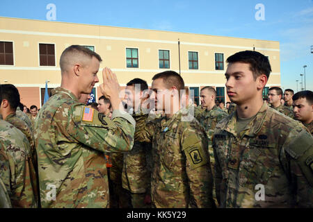 Us-Armee Fallschirmjäger in den zweiten Bataillon zugeordnet, 503Rd Infanterie Regiment, 173Rd Airborne Brigade, Rockvember Teilnahme Medaille für Brostrom Herausforderung, bei Caserma Del Din, Vicenza, Italien, Nov. 8, 2017 erhalten. Die 173Rd Airborne Brigade ist der US-Armee Contingency Response Force in Europa, die in der Projektion bereit Kräfte überall in den USA in Europa, Afrika oder Zentrale Befehle Verantwortungsbereiche innerhalb von 18 Stunden. (U.S. Armee Foto von Massimo Bovo) Stockfoto