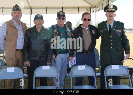 Pensionierte Armee Maj. William F. Hart, pensionierter Army Chief Warrant Officer 5 Robert Bwinkel, pensionierter Army Chief Warrant Officer Scott S. Stevens, pensionierter Armee Master Sgt. Ralph Sanchez, und Pensionierte Air Force Staff Sgt. Adolfo N. Chavez nehmen an der 1. Gepanzerten Division Veterans Day Zeremonie an der Parade, Fort Bliss, Texas November 9, 2017. Sie alle zeigen Stolz beim Tragen ein Symbol ihrer Zweig des Service. (U.S. Armee Foto: Staff Sgt. Felicia Jagdatt) Stockfoto