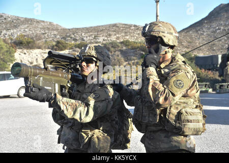 Sgt. Nicolas Kotchenreuther, Stinger team leader von Fredericks, Maryland, in die 4. Staffel zugewiesen, 2d Kavallerie Regiments, probt feuern Stinger Raketen mit SPC. Cody Perez, ein Einheimischer aus der Bronx, New York, zu 4/2 CR zugewiesen, in der Vorbereitung für das Feuern live Stinger Raketen am letzten Tag der Übung Artemis Streik in Kreta, einer Insel an der Küste von Griechenland, Nov. 8, 2017. Artemis Streik ist eine jährlich stattfindende NATO-Übung unter der Leitung von Deutschen und zählen über 200 US-Personal. Während dieser Übung, 2 CR Soldaten schossen Stinger Raketen zum ersten Mal. Stockfoto