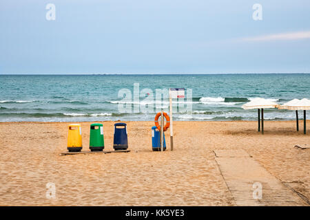 Bunte Mülleimer Papierkorb am Strand, Müll zu recyceln Stockfoto