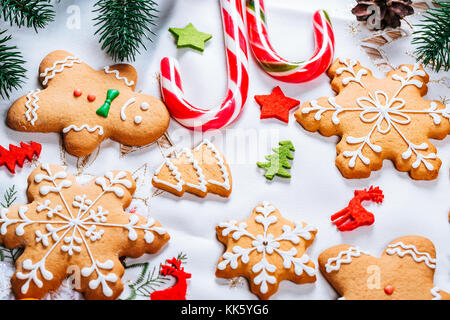 Weihnachten Lebkuchen cookies Hausgemachte mit Zweigen von Weihnachten und neues Jahr Einrichtung auf Tisch mit weißer Tischdecke. frohe weihnachten Postkarte Stockfoto