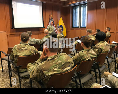 Brig. Gen. James Bonner, Commander, 20. Chemische, biologische, radiologische, nukleare, und explosive Stoffe (CBRNE) Befehl, führt eine professionelle Entwicklung Sitzung mit US-Militärakademie chemische Korps, die Beseitigung von Explosivstoffen und Funktionsbereich 52 (nukleare und counter Proliferation) Offiziere. Bonner teilte seine professionelle Einblicke, innerhalb der 20 CBRNE-Befehl diskutiert die beruflichen Chancen, und adressiert 20 CBRNE-Befehl die Fähigkeiten mit der Fakultät. (U.S. Armee Foto von Oberstleutnant Chi Nguyen, USMA) Stockfoto