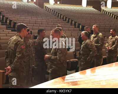 20. Chemische, biologische, radiologische, nukleare, Sprengstoffe (CBRNE) Team (Brig. Gen. James Bonner; Kommandeur, Command Sgt. Major Kenneth Graham, command Sergeant Major; 1. Lt. Andy Harvey, Aide de Camp, und Staff Sgt. Juan Torres, Befehl Treiber) befasst sich mit Fragen von U.S. Military Academy Junior Klasse Kadetten nach dem abendlichen Vortrag. Kadetten sammelte wertvolle Informationen über chemische Korps und die Beseitigung von Explosivstoffen Karriere Felder während des Abends Vortrag und einige blieben nach der Veranstaltung Fragen, Fragen folgen. (U.S. Armee Foto von Oberstleutnant Chi Nguyen, USMA) Stockfoto